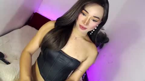 Snapshot of spicy_kinky chatting on October 20, 5:45 am Alora online show from October 20, 5:45 am