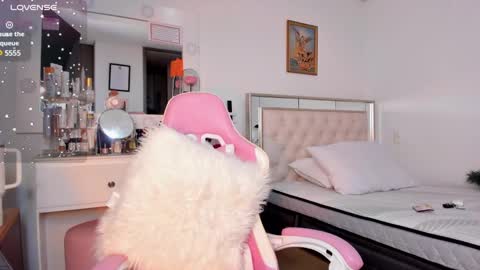 Snapshot of srita_laura chatting on January 19, 5:05 am Laura online show from January 19, 5:05 am