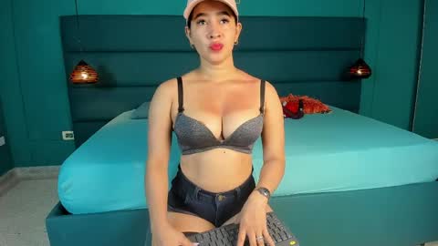 Star Twerk online show from April 6, 1:01 pm