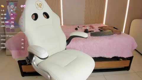 Stephany online show from March 10, 8:13 pm