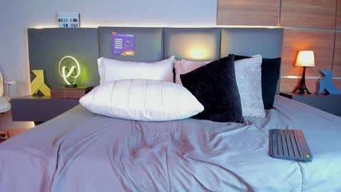 Stone Lee  online show from February 4, 10:43 am