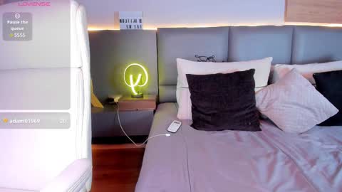 Stone Lee  online show from February 19, 10:45 am