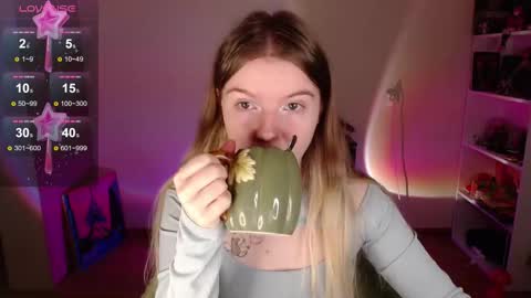 Snapshot of strawberry_juli chatting on September 29, 6:45 am Juli online show from September 29, 6:45 am