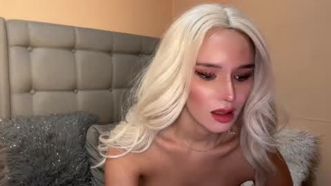 Mia online show from December 3, 4:20 am