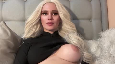 Mia online show from January 10, 7:57 am