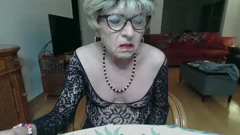 Snapshot of susanandlisa chatting on February 25, 11:37 pm sexualsusan online show from February 25, 11:37 pm