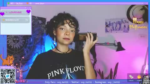 Snapshot of sweet_bluee chatting on October 1, 2:21 am Tutti online show from October 1, 2:21 am