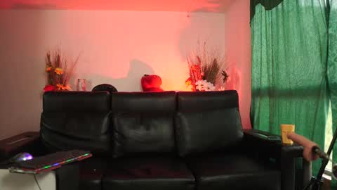 Snapshot of sweetbonii chatting on October 16, 9:35 pm Salom independent model online show from October 16, 9:35 pm