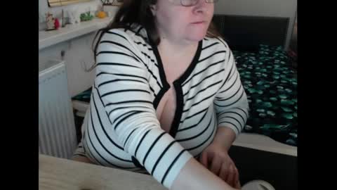 Sweetboobs85h online show from April 5, 7:44 pm