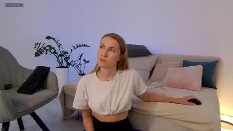 SweetKira1 online show from July 12, 8:17 am