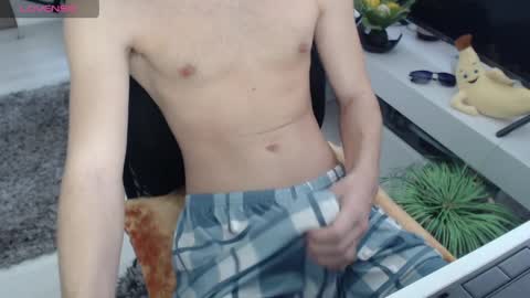 SwetLittleBoy4u online show from April 6, 9:10 am