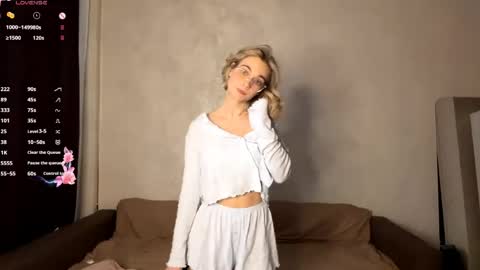 Mia online show from May 19, 2:07 am