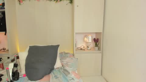  T A R A  online show from February 21, 6:27 am