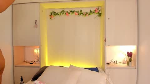  T A R A  online show from March 25, 4:19 am