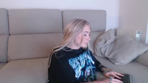 tattoobbgirl online show from September 27, 6:38 pm