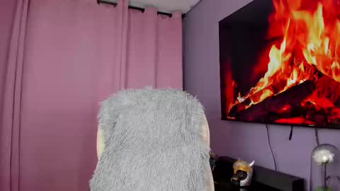 Snapshot of taybunny18 chatting on March 8, 8:22 am online show from March 8, 8:22 am