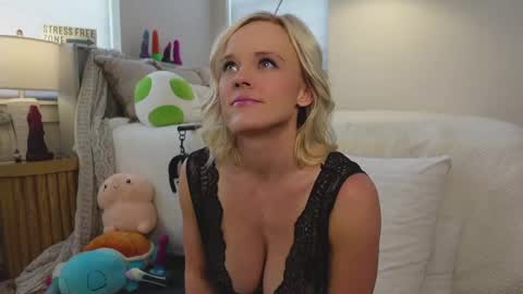 Snapshot of taylor_love_303 chatting on February 18, 8:58 pm Taylor -- online show from February 18, 8:58 pm
