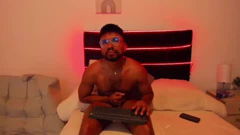 taylormaccurdy_ online show from November 7, 6:32 pm