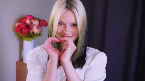 Katty----meow meow  online show from August 8, 9:08 am