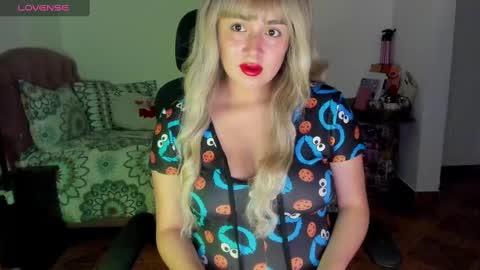 Snapshot of thatgirl2003 chatting on December 16, 11:07 pm   online show from December 16, 11:07 pm