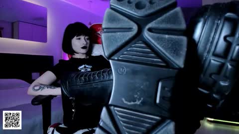 Snapshot of the_inamorata chatting on October 29, 9:37 pm Goddess Misha online show from October 29, 9:37 pm