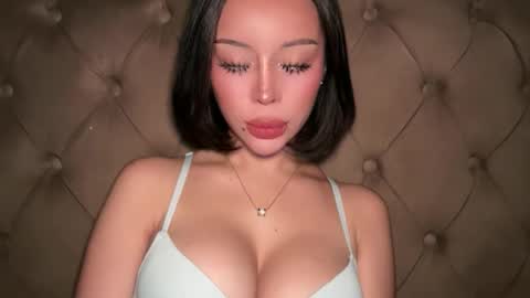 Elle  dont forget to folloW me and thumbs up online show from April 4, 2:18 am