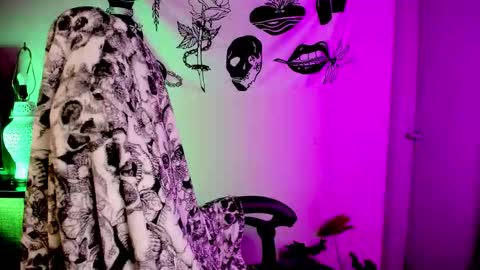 themelrose online show from December 4, 8:19 pm