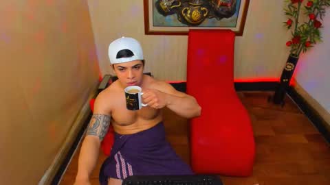 themuscularvenezuelanman online show from June 5, 5:03 am