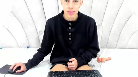 Thiago   online show from March 13, 4:05 am