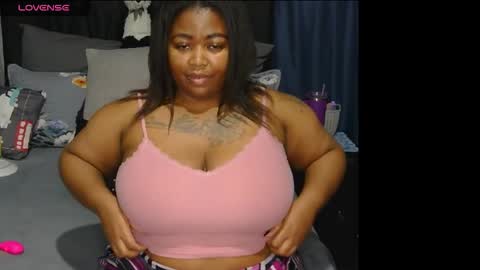 Snapshot of thickcaramel_p chatting on October 15, 7:37 pm phindy online show from October 15, 7:37 pm