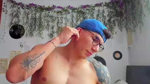 Snapshot of thomas_fuckboy chatting on February 20, 9:53 pm Thomas Grey online show from February 20, 9:53 pm