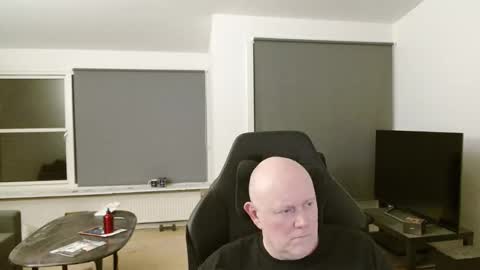 thomash32 online show from October 27, 9:15 pm