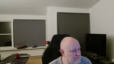 thomash32 online show from November 30, 9:00 pm