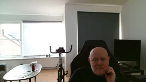 Snapshot of thomash32 chatting on October 22, 2:30 pm thomash32 online show from October 22, 2:30 pm