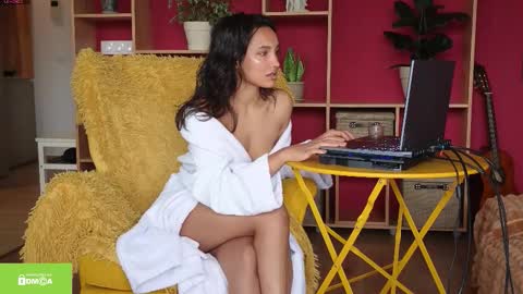 tia_j online show from November 10, 7:22 am