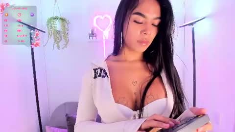 tinaqueen_ online show from June 12, 2:38 pm