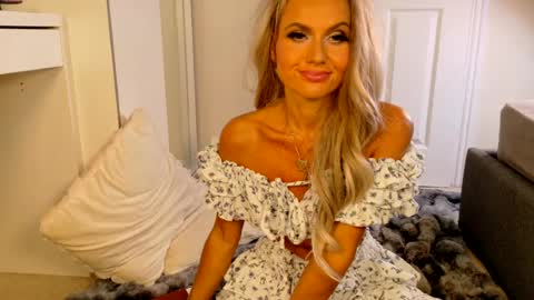 tinkerbell822 online show from June 12, 7:51 am