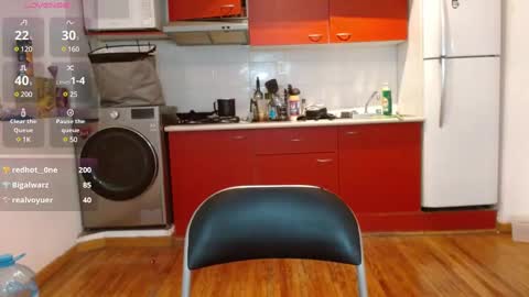 Tiny Caroline online show from February 26, 10:15 pm