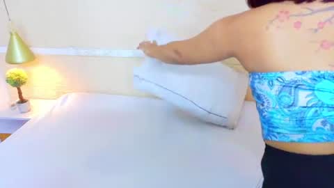 tiny_whore18 online show from July 22, 8:27 am