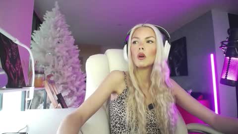 stage Kylie Sinner  brand CLITBAIT online show from February 4, 9:30 pm