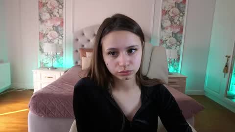 tinynataliee online show from April 14, 7:44 am