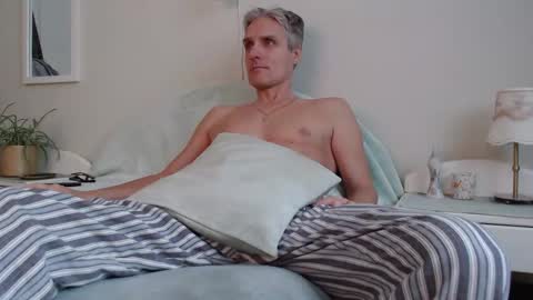 Daniel Bisexual uncut 20cm online show from December 8, 7:26 am