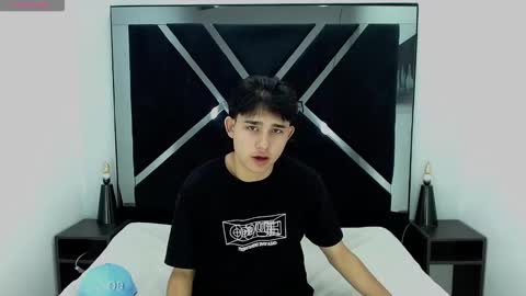 tom_0002 online show from December 17, 12:45 pm