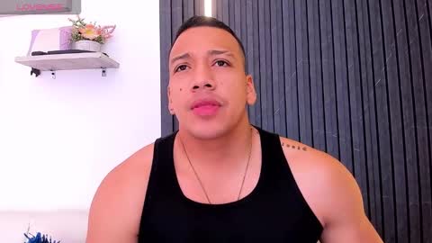 Snapshot of tom_muscle1 chatting on October 10, 12:11 pm Tom muscle1 online show from October 10, 12:11 pm