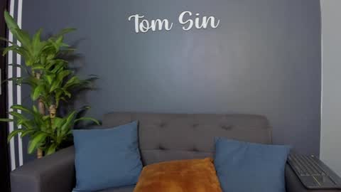 Tom Sin online show from December 6, 8:45 pm