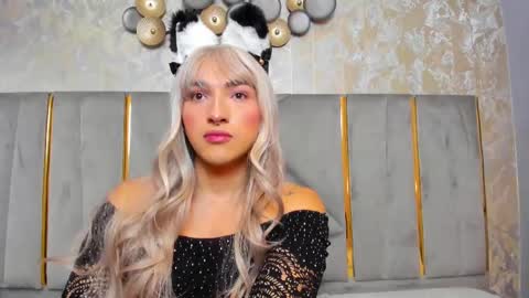 Snapshot of tomlondon_ chatting on February 19, 2:44 pm   online show from February 19, 2:44 pm