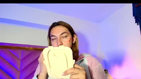 Snapshot of tomlondon_ chatting on September 17, 12:41 pm   online show from September 17, 12:41 pm