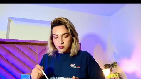 Snapshot of tomlondon_ chatting on September 16, 12:18 pm   online show from September 16, 12:18 pm