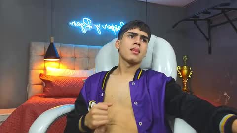 Snapshot of tommy18__ chatting on February 20, 9:44 am Tommy online show from February 20, 9:44 am