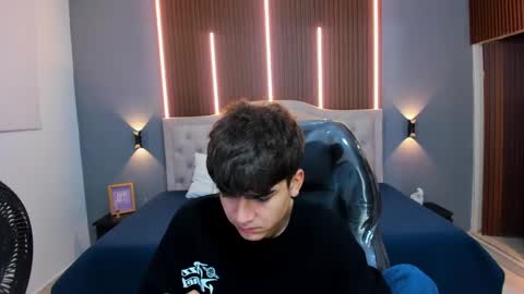 Snapshot of tommy18__ chatting on September 17, 3:32 am Tommy online show from September 17, 3:32 am